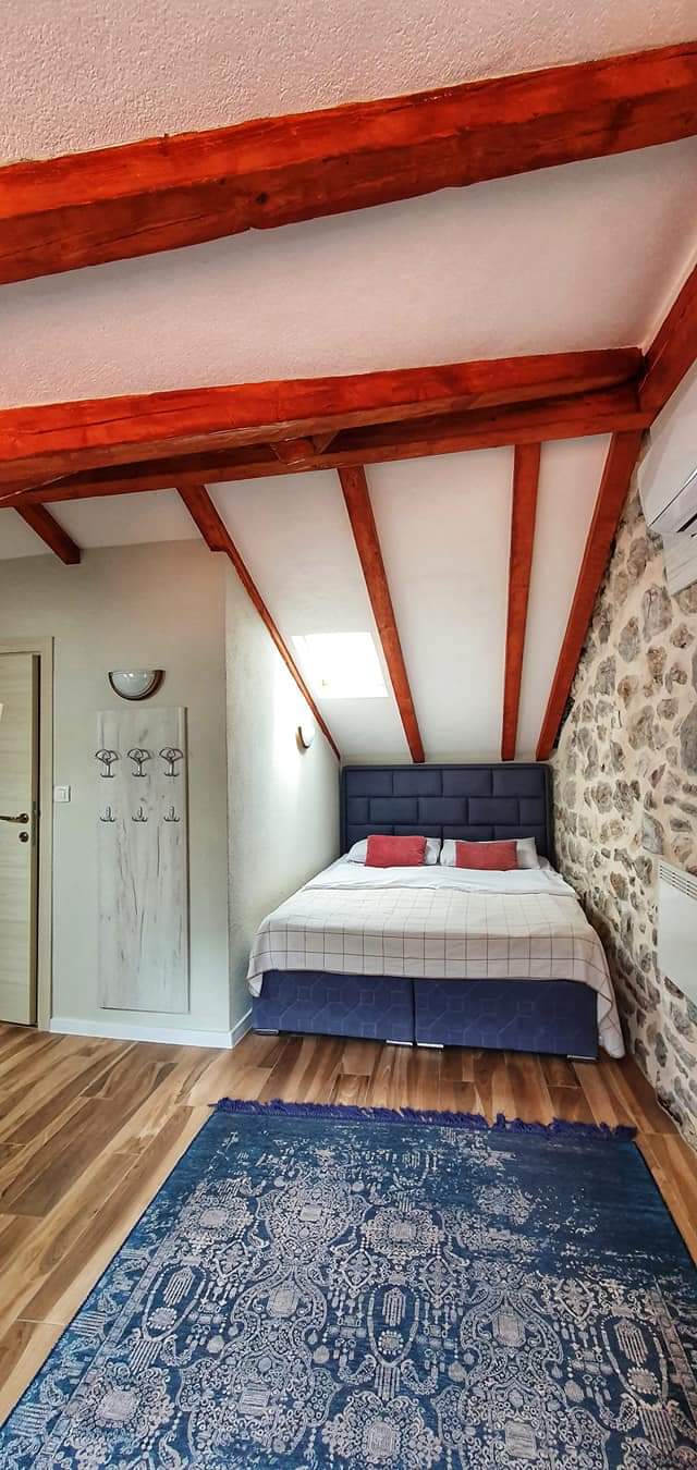 antika guesthouse - bedroom
