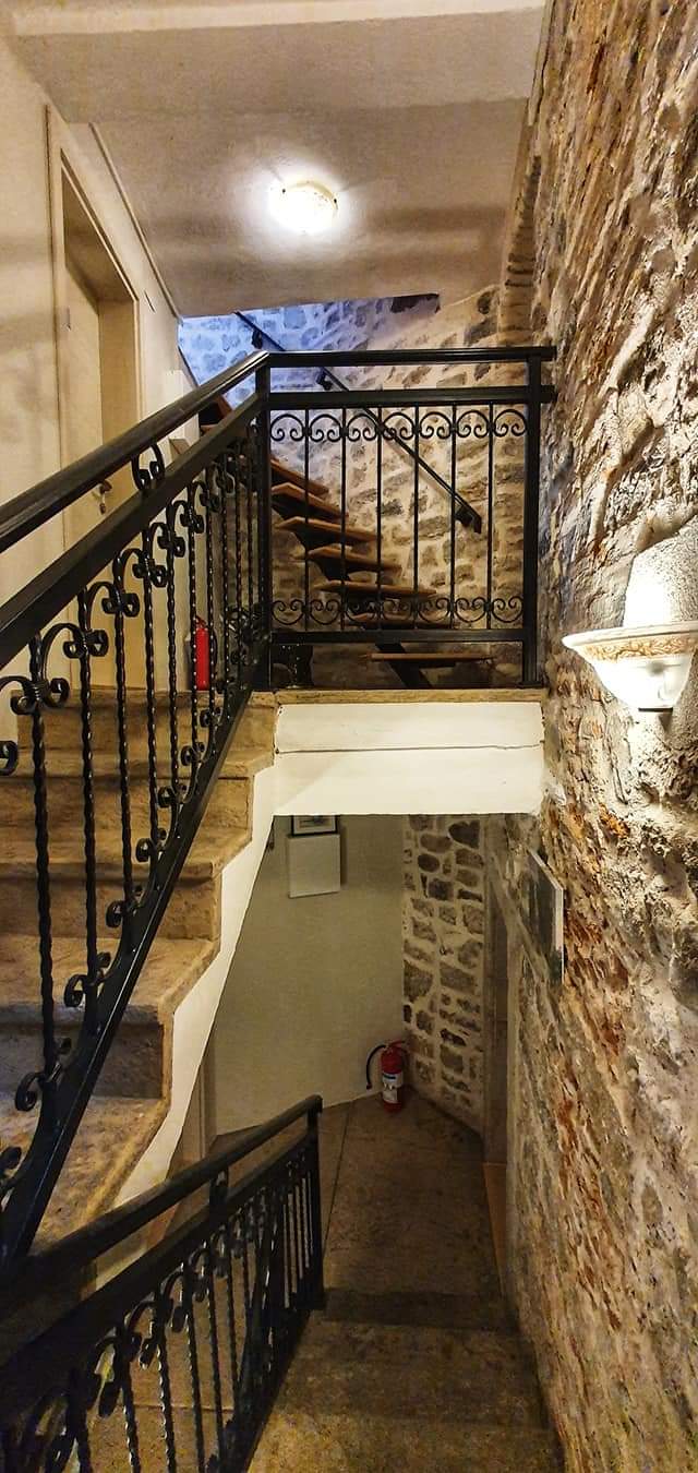antika guesthouse - stairs