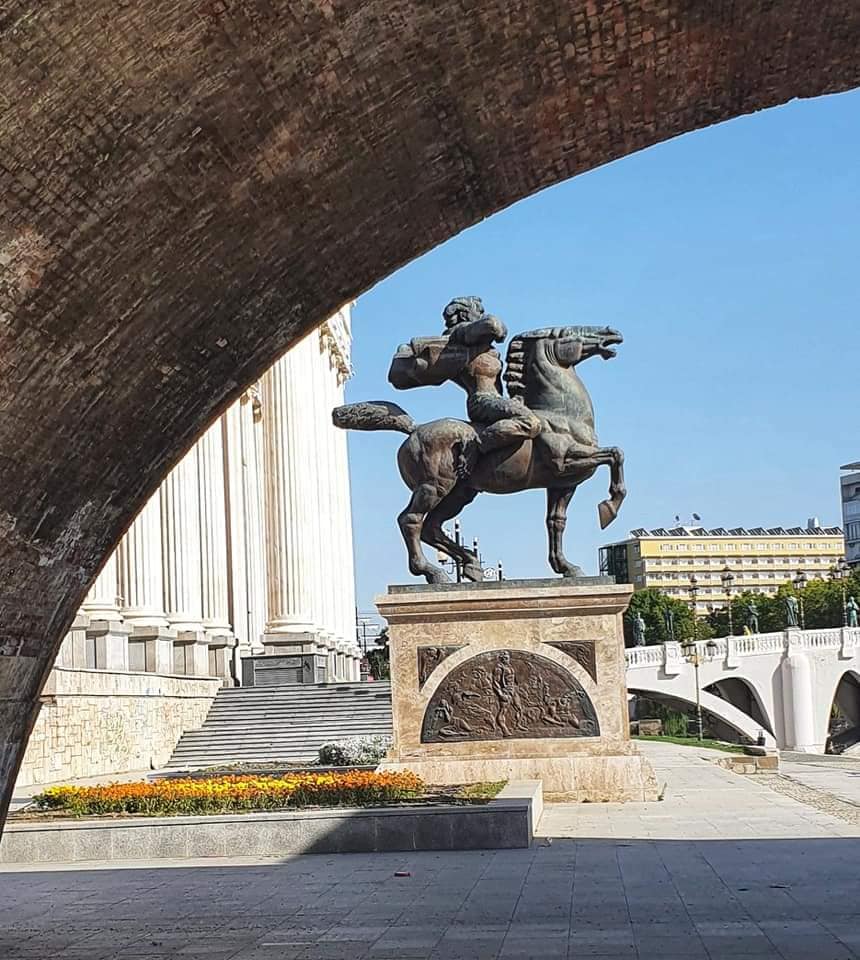 karpos statue